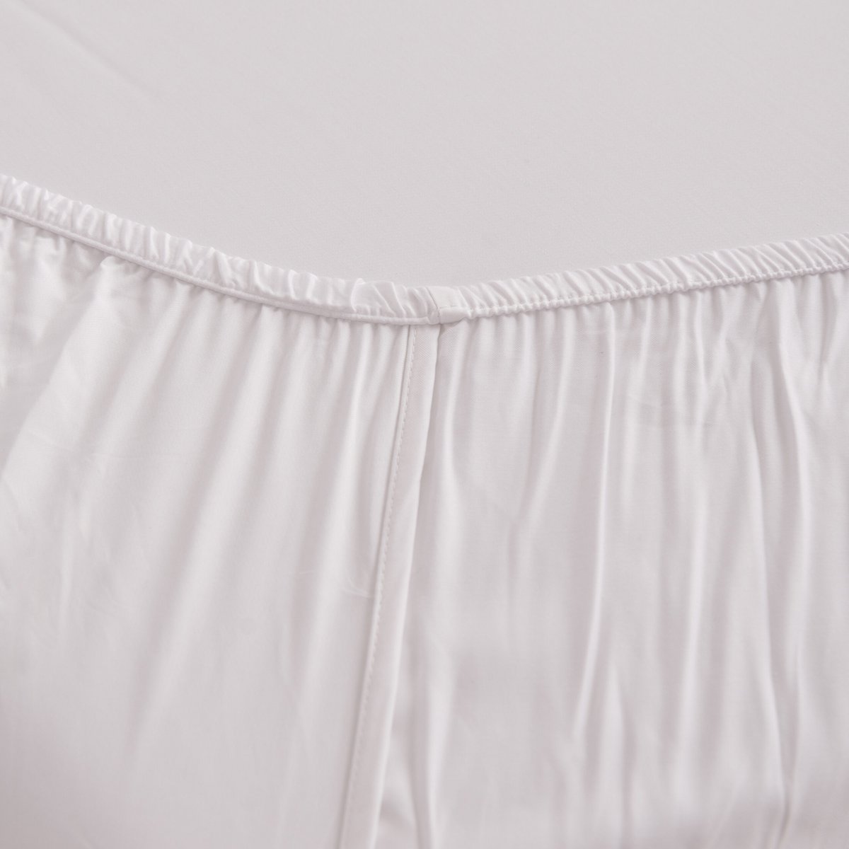 Coco White bamboo fitted sheet showing its soft, gathered elastic edge