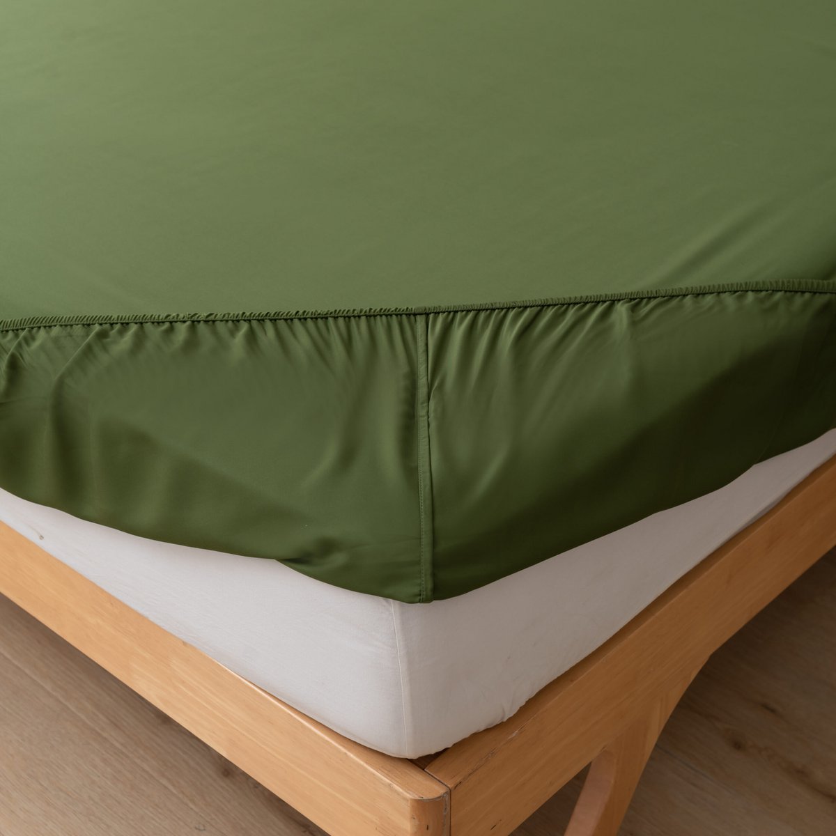 Deep Moss bamboo fitted sheet showing its elasticated corner