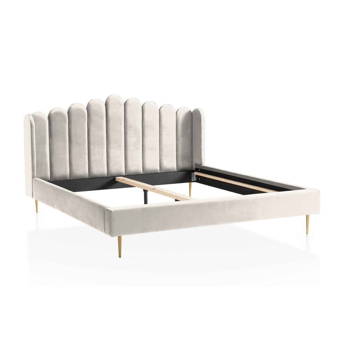 Muschelbett aus Samt in Beige, 140×200 cm, Schrägansicht des Rahmens mit muschelförmigem Kopfteil und goldlackierten Füßen