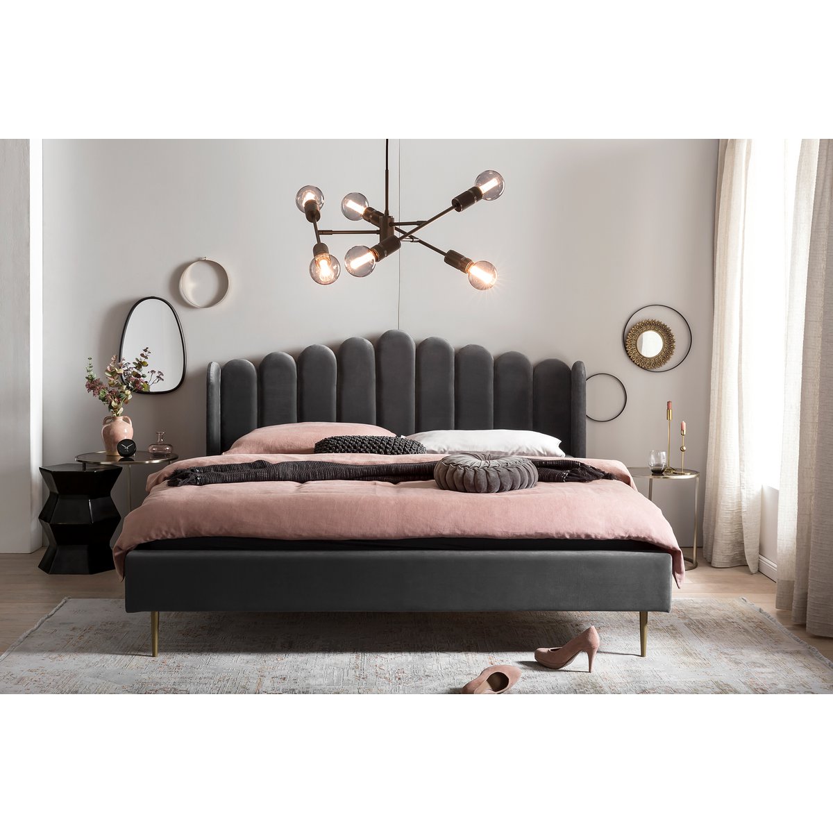Grey velvet shell bed 140×200 cm styled in a bedroom with pink bedding
