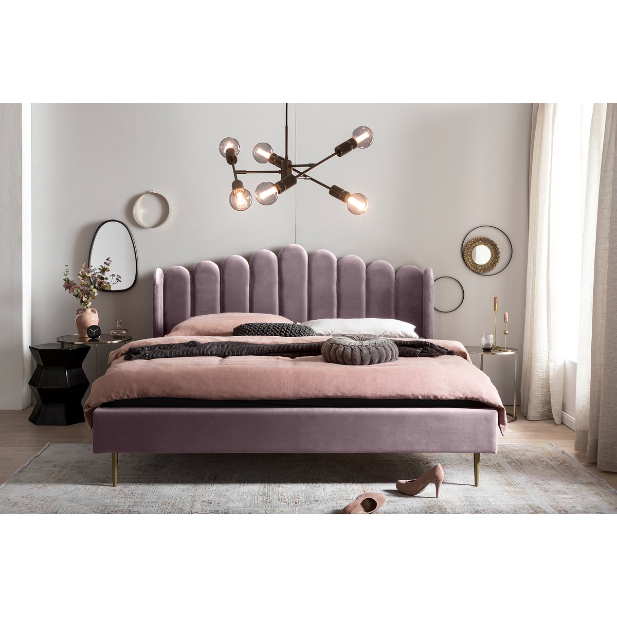 Muschelbett aus Samt in Lila, 180×200 cm, in einem Schlafzimmer mit rosafarbener Bettwäsche
